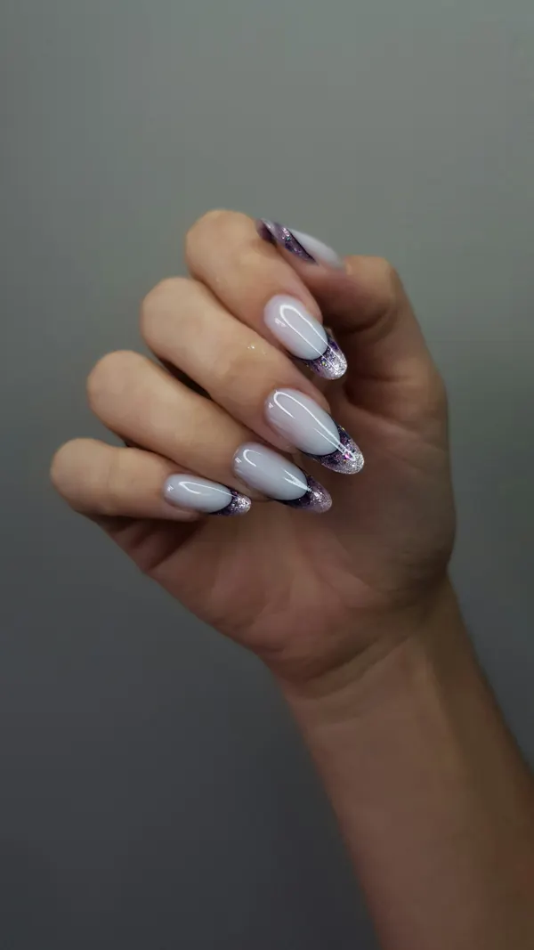 Unhas brancas com pontas marmorizadas em roxo e preto