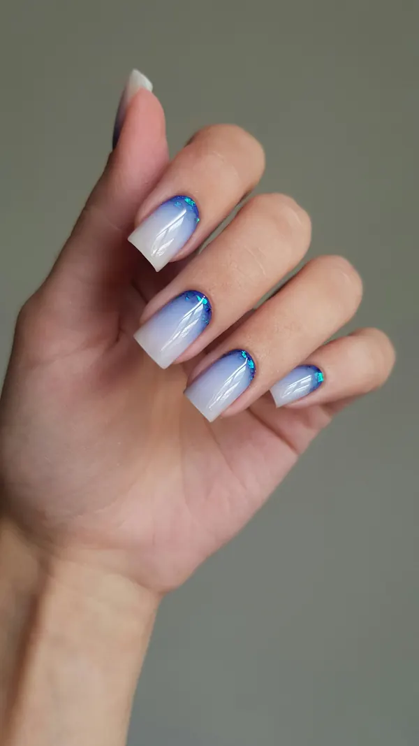 Unhas quadradas em degradê de azul e branco