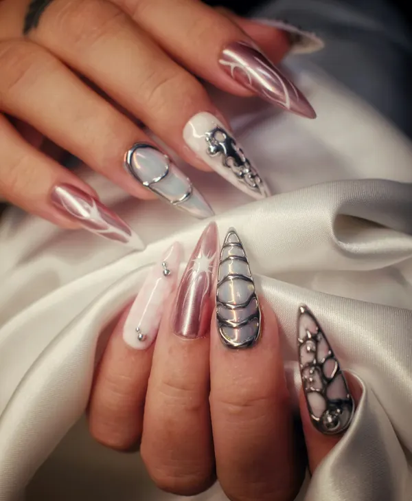 Unhas stiletto cromadas com pedrarias